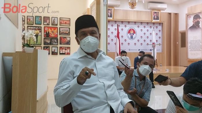 Menteri Pemuda dan Olahraga (Menpora), Zainudin Amali saat berbincang dengan wartawan di Media Center Kemenpora,  Senayan, Jakarta Pusat, Senin (18/4/2022) malam WIB.