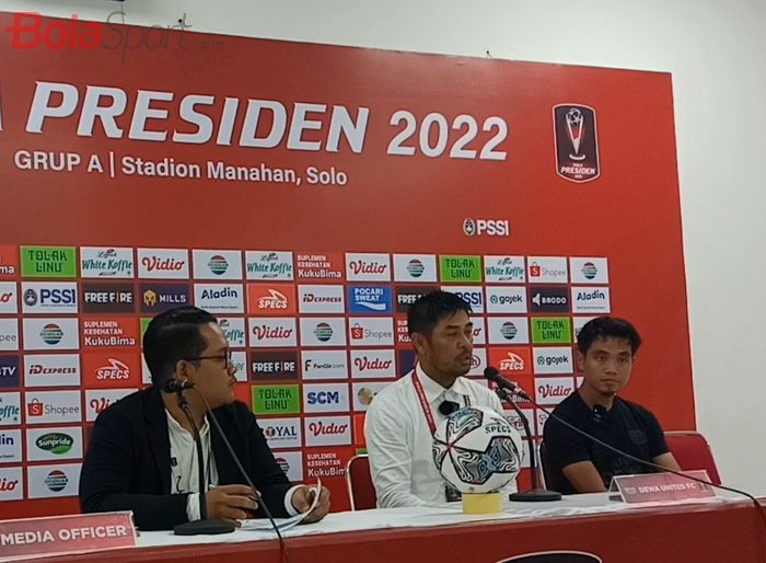 Pelatih dan pemain Dewa United Nilmaizar dan Rangga Muslim saat jumpa pers setelah laga melawan PSIS pada pertandingan Grup A Piala Presiden 2022 di Stadion Manahan, Solo, Jawa Tengah, Jumat (17/6/2022).