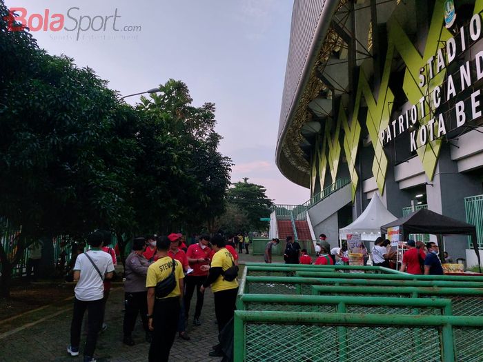 Suasana Stadion Patriot Candrabhaga, Bekasi, Jawa Barat, Rabu (6/7/2022) sudah mulai terlihat ramai jelang laga Timnas U-19 Indonesia vs Thailand.