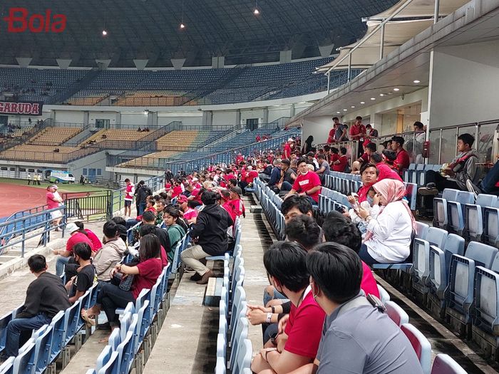 Suasana Stadion Gelora Bandung Lautan Api (GBLA), Bandung, yang terlihat sepi dalam laga timnas Indonesia vs Curacao pada Sabtu (24/9/2022).