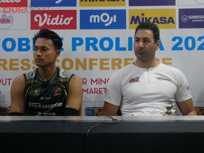 Pemain dan pelatih Surabaya BIN Samator, Agil Angga Anggara (kiri) dan Ryan Masajedi pada konferensi pers usai pertandingan kontra Jakarta Bhayangkara Presisi pada final four Proliga 2023 yang digelar di GOR Sritex Arena, Solo, Jawa Tengah, Sabtu (11/3/2023)