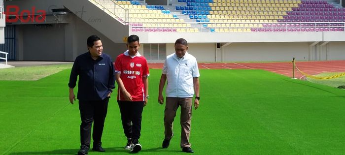 Ketum PSSI, Erick Thohir, Waketum PSSI Zainudin Amali, dan Wali Kota Solo Gibran Rakabuming, saat berkunjung ke Stadion Manahan, Solo, Minggu (12/3/2023).