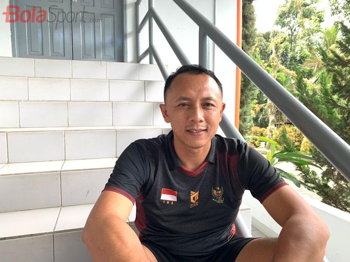 Pelatih Timnas Voli Putri, Alim Suseno yang ditemui usai latihan persiapan menuju Sea Games Kamboja 2023, di kawasan Sentul, Jawa Barat, Kamis (13/04/2023).