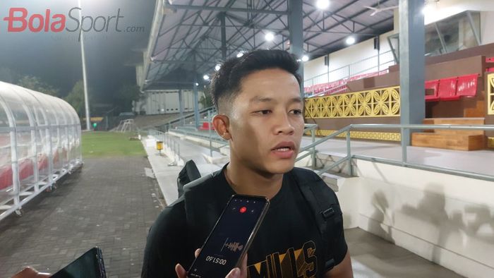 Bek timnas U-23 Indonesia, Rio Fahmi, saat memberikan keterangan kepada media setelah menjalani sesi latihan di Stadion Sriwedari, Solo, Senin (4/9/2023).