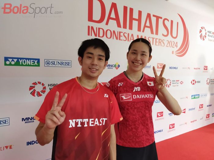 Pasangan ganda campuran Jepang, Hiroki Midorikawa/Natsu Saito, berpose seusai menjalani laga semifinal Indonesia Masters 2024 di Istora Senayan, Jakarta, Sabtu (27/1/2024).