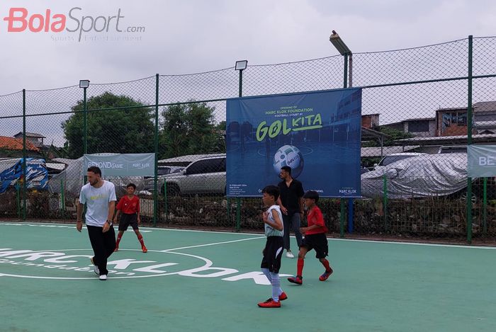 Gelandang Persib Bandung Marc Klok saat bermain di exshibition game melawwan pemain timnas Indonesia Ricky Kambuaya dalam peresmian lapangan RPTRA Cipinang Besar Utara, Jakarta Timur, Minggu (18/2/2024).