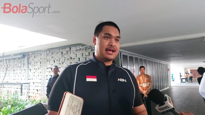 Menteri Pemuda dan Olahraga (Menpora) Dito Ariotedjo saat memberi keterangan kepada awak media di Istora Senayan, Jakarta, Jumat (7/6/2024).