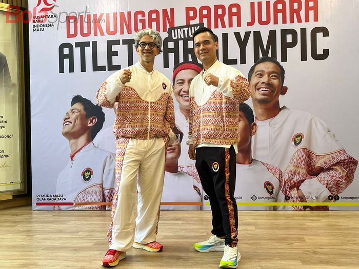 (Ki-ka) Desainer Didiet Maulana dan Direktur Utama PT Mitra Kreasi Garmen Stevendy Tjen, berpose sambil mengenakan jersey resmi Paralimpiade 2024.