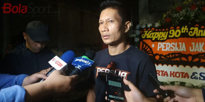 Kapten Persija Jakarta, Ismed Sofyan menjawab pertanyaan wartawan di kantor Persija, Rabu (28/11/2018).