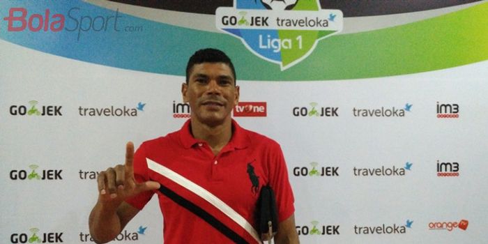 Eks bek Persija Jakarta, Antonio Claudio, berpose selepas menyaksikan langsung laga pekan ke-17 Liga