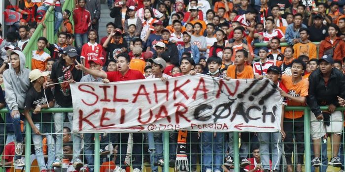 Suporter Persija Jakarta membentangkan spanduk yang menyuarakan agar pelatih Stefano Cugurra Teco mundur, saat melawan Mitra Kukar pada partai lanjutan Liga 1 di Stadion Patriot, Minggu (14/5/2017)
