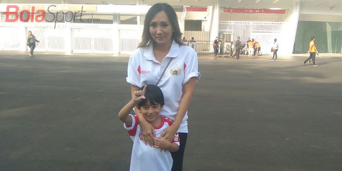 Istri Pelatih Persija Jakarta, Stefano Cugurra, yakni Miranda Erlinda, bersama putranya, Roma, ikut terlihat di Stadion Utama Gelora Bung Karno (SUGBK), Rabu (14/3/2018), sore.