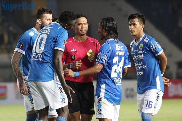 Kapten Persib Bandung Hariono (kedua dari kanan) dan tiga rekannya protes wasit saat menghadapi PS Tira-Persikabo dalam laga pembuka Piala Presiden 2019 di Stadion Si Jalak Harupat, Soreang, Kabupaten Bandung, Sabtu (2/3/2019) sore WIB.