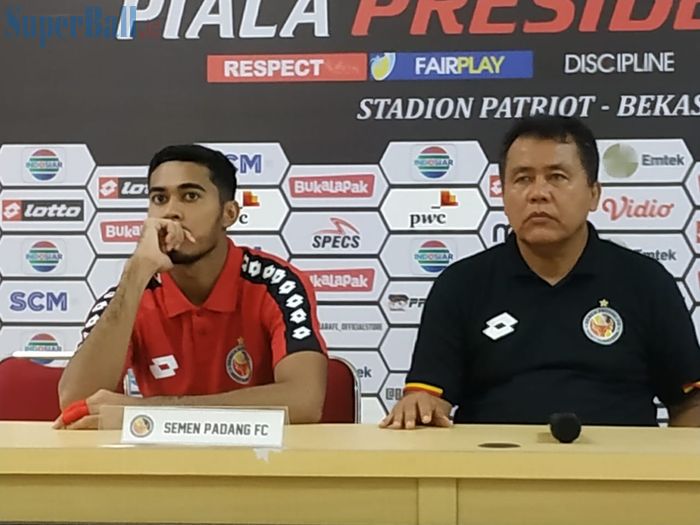 Wajah pucat pelatih Semen Padang Syafrianto Rusli saat memberikan keterangan pers seusai laga kontra Bali United. Di luar ruang preskon, oknum suporter Semen Padang menuntut dia mundur sebagai pelatih.