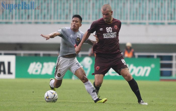Kapten PSM Makassar Wiljan Pluim (kanan) berebut bola dengan bek Kaya-Iloilo Shirmar Felongco dalam duel Grup H Piala AFC 2019 di Stadion Pakansari, Cibinong, Kabupaten Bogor, Selasa (2/4/2019) sore WIB.
