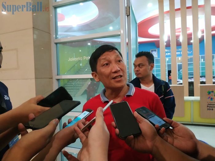 CEO Persija Jakarta, Ferry Paulus menjawab pertanyaan wartawan di Stadion Wibawa Mukti, Cikarang, Minggu (5/5/2019).