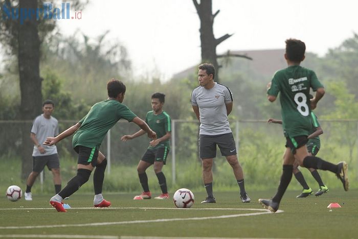Pelatih Timnas U-16 Indonesia Bima Sakti memantau latihan di National Youth Training Center (NYTC), Sawangan, Depok, Jawa Barat, Senin (13/5/2019), untuk Piala AFF U-16 2019. 