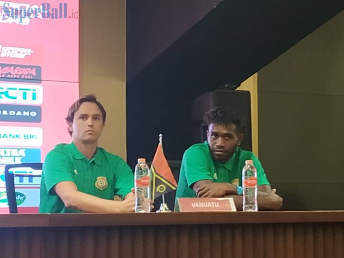 Pelatih dan pemain timnas Vanuatu, Paul Munster serta Kency Tangis, dalam jumpa pers di ruang media Stadion Utama Gelora Bung Karno, Jumat (14/6/2019).
