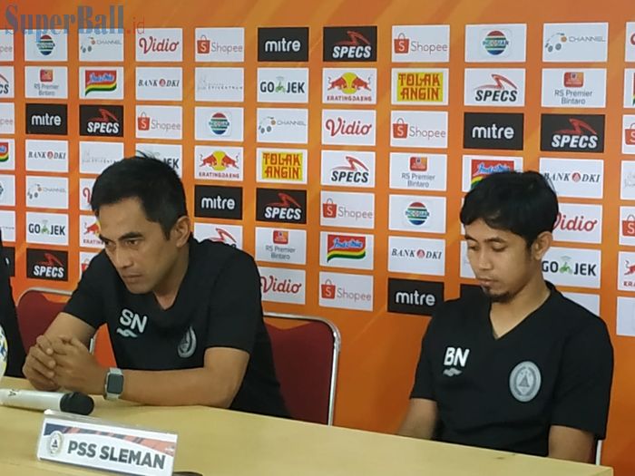 Pelatih dan pemain PSS Sleman, Seto Nurdiantoro serta Bagus Nirwanto saat memberikan keterangan pers sebelum laga kontra Persija Jakarta, Selasa (2/7/2019).