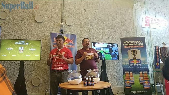 Manajer Persija Jakarta dan CEO PSM Makassar, Ardhi Tjahjoko serta Munafri Arifuddin, saat drawing final Piala Indonesia 2018 di Garuda Store, Stadion Utama Gelora Bung Karno, Selasa (9/7/2019).