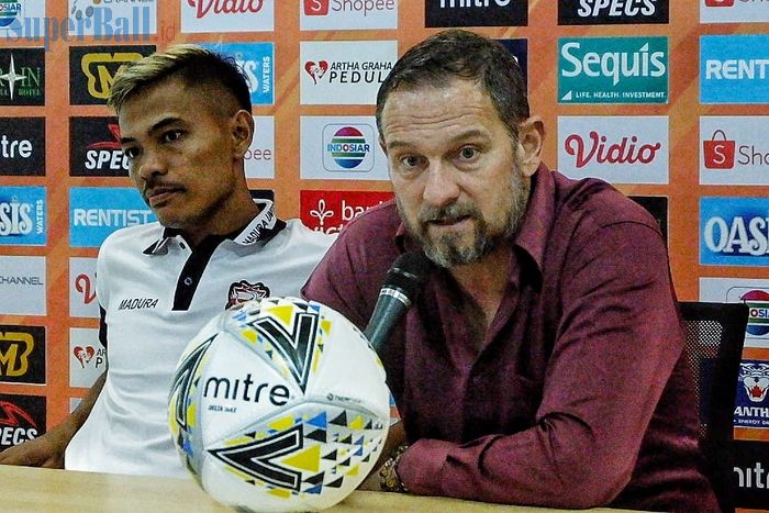 Pemain dan pelatih Asep Berlian serta Dejan Antonic saat memberikan keterangan pers pasca laga kontra Tira Persikabo, Jumat (12/7/2019).