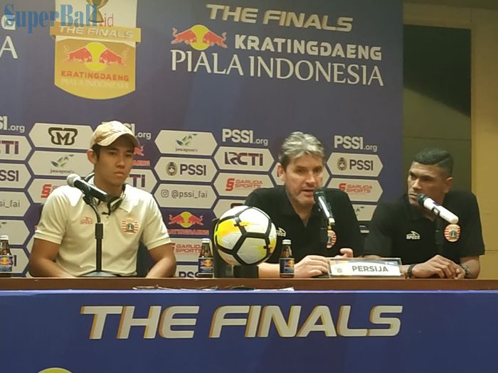 Pemain dan pelatih Persija Jakarta, Ryuji Utomo serta Julio Banuelos dalam jumpa pers seusai laga kontra PSM Makassar, Minggu (21/7/2019).