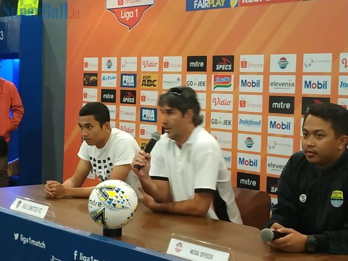 Pemain dan pelatih Bali United, Ricky Fajrin serta Stefano Cugurra alias Teco saat memberikan keterangan pers di Graha Persib, Bandung, Kamis (25/7/2019).