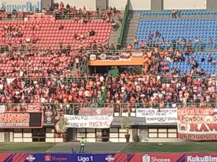 Spanduk sindiran dari The Jakmania pada laga Persija Jakarta kontra Bhayangkara FC di Stadion Patriot Chandrabhaga, Kota Bekasi, Sabtu (10/8/2019).