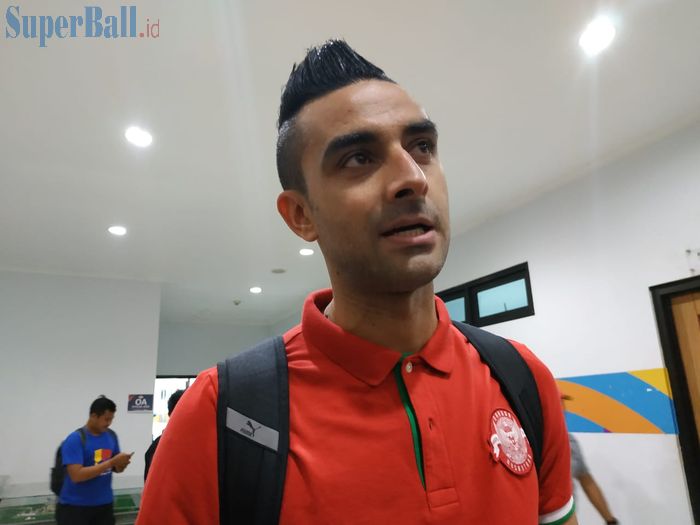 Bek timnas Indonesia, Otavio Dutra menjawab pertanyaan wartawan di Stadion Pakansari, Kabupaten Bogor, Minggu (25/8/2019).
