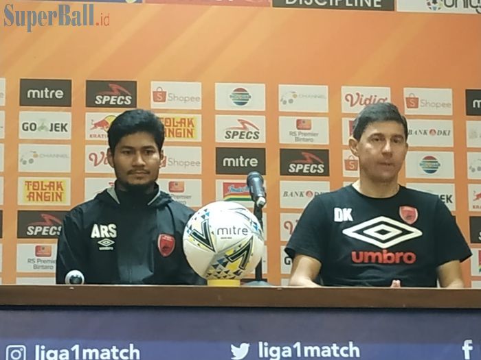 Pemain dan pelatih PSM Makassar, Abdul Rahman Sulaeman seusai laga kontra Persija Jakarta, Rabu (28/8/2019).