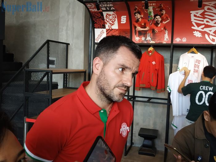 Pelatih timnas Indonesia, Simon McMenemy di Garuda Store, Jakarta, Sabtu (31/8/2019).