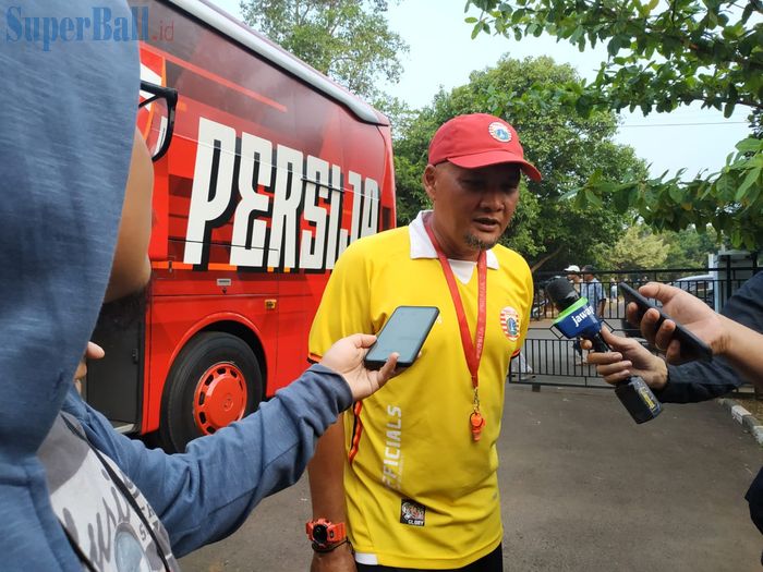 Caretaker pelatih Persija Jakarta, Sudirman seusai memimpin latihan pertamanya di Lapangan PSAU, Jakarta Timur, Sabtu (21/9/2019).