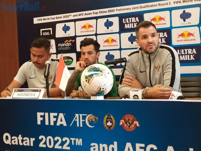 Pelatih timnas Indonesia, Simon McMenemy (kanan) bersama Stefano Lilipaly (tengah) dalam sesi jumpa pers jelang laga kontra timnas Vietnam di Kualifikasi Piala Dunia 2022 di Maya Sanur, Bali, Senin (14/10/2019).