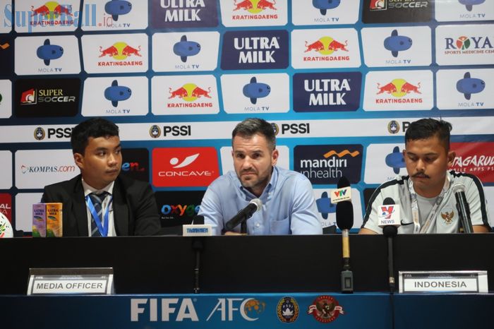 Pelatih timnas Indonesia, Simon McMenemy (tengah) pada sesi jumpa pers usai laga kontra Vietnam dalam lanjutan Kualifikasi Piala Dunia 2022 di Stadion Kapten I Wayan Dipta Bali, Selasa (15/10/2019).