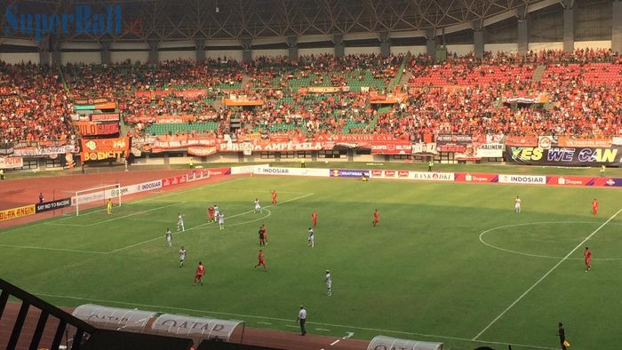 Suasana laga Persija Jakarta menghadapi PS Tira Persikabo di Stadion Patriot Chandrabhaga, Kota Bekasi pada Minggu (3/11/2019).