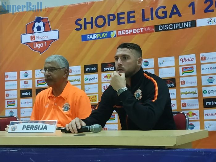 Pelatih dan pemain Persija Jakarta, Edson Tavares serta Marko Simic saat memberikan keterangan pers seusai laga kontra Borneo FC, Senin (11/11/2019).