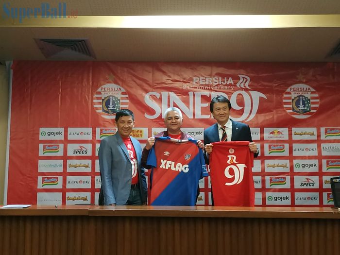 CEO dan Direktur Utama Persija Jakarta, Ferry Paulus dan Ambono Janurianto serta Presiden FC Tokyo Naoki Ogane dalam peresmian kerja sama kedua klub, Kamis (28/11/2019).