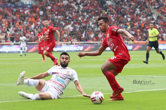 Osvaldo Haay sedang mencoba mengecoh Javlon Guseynov saat Persija Jakarta menghadapi Borneo FC di Stadion Utama Gelora Bung Karno, Jakarta (1/3/2020)