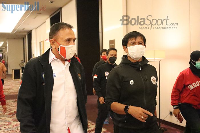 Ketua Umum PSSI, Mochamad Iriawan, ketika menyambut kedatangan Indra Sjafri ke Tanah Air setelah memantau timnas U-19 Indonesia di Kroasia, 27 Oktober 2020