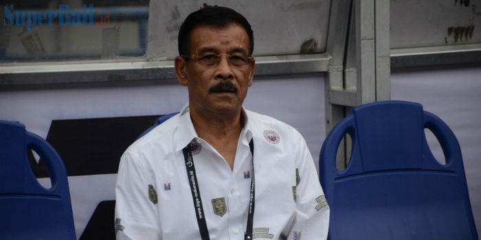 Manajer Persib Bandung, Haji Umuh Muchtar sebelum laga Persib Bandung vs Arema di Stadion Gelora Bandung Lautan Api (GBLA).