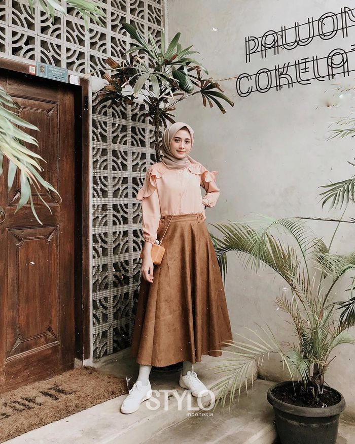 Inspirasi Gaya Hijab Dengan Rok Kekinian dan Sneakers ala Selebgram Semua Halaman Stylo