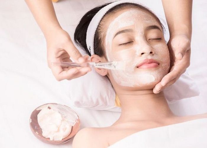 Masker bubuk untuk membersihkan dan menutrisi kulit lebih dalam.