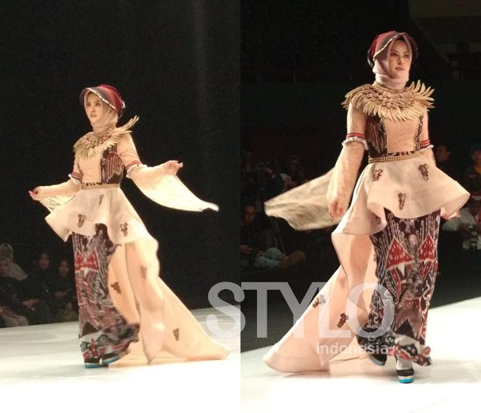 Bawakan karya desainer Gita Orlin, Angel Lelga tampak cantik di Indonesia Fashion Week 2019 hari Kamis (28/03/2019) 