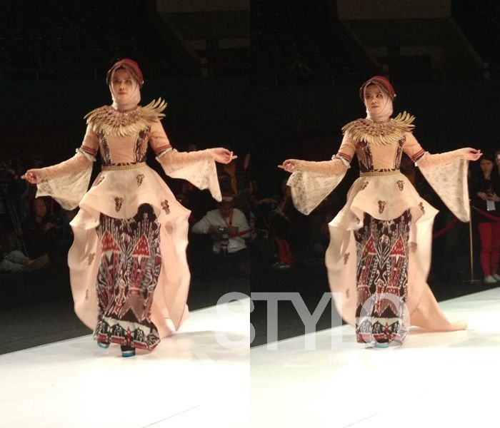 Tampilan Angel Lelga kala jadi model di Indonesia Fashion Week 2019 hari Kamis (28/03/2019) 