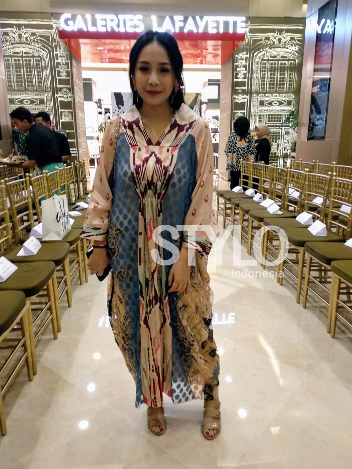 Nagita Slavina tampil makin elegan elegan dengan tambahan high heels berwarna cokelat