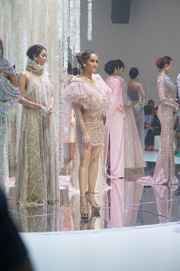 Tampilan Cinta Laura saat menjadi muse, berjalan di catwalk bak model mengenakan gaun rancangan Ivan Gunawan