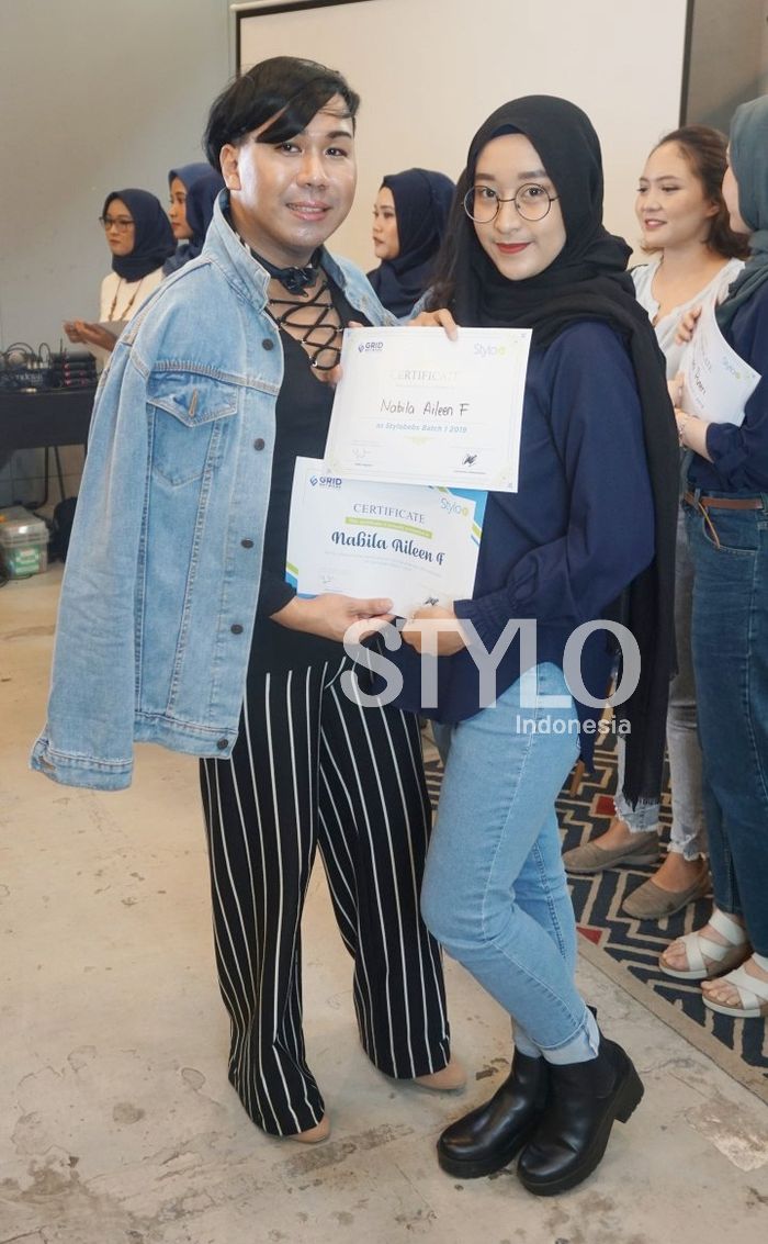 Ridho Nugroho selaku Head Fashion Beauty Female Media Grid Network Sekaligus Head Editor Stylo Indonesia saat memberi sertifikat kepada salah satu Stylobebs Batch 1 Terpilih.