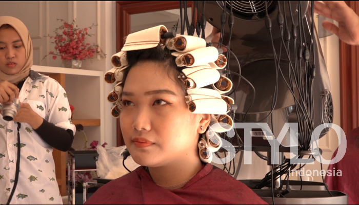 Proses pemanasan <a href='https://batam.tribunnews.com/tag/rambut' title='rambut'>rambut</a> setelah digulung untuk menciptakan tampilan <a href='https://batam.tribunnews.com/tag/rambut' title='rambut'>rambut</a> <a href='https://batam.tribunnews.com/tag/keriting' title='keriting'>keriting</a>