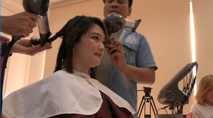 Rambut Chia Stylo.ID mulai digulung dengan model triple S