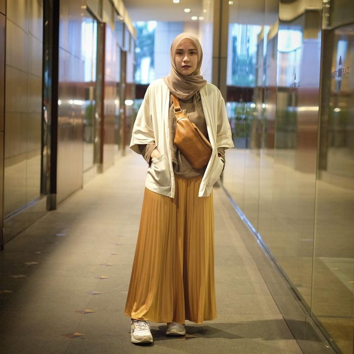  Tren  Gaya Hijab  2022 Paduan Rok Lipit dan Outer ala Artis 